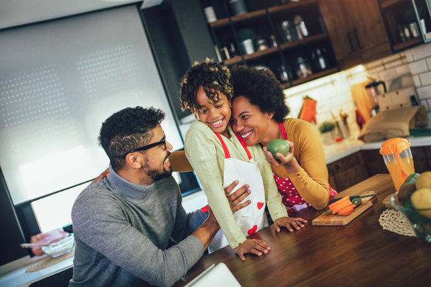 Feliz família negra passar o dia na cozinha, usando tablet digital
 - Foto, Imagem