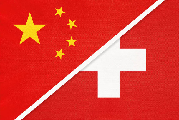 Chiny lub Prc vs Szwajcaria flaga narodowa z tekstyliów. Stosunki między krajami azjatyckimi i europejskimi. - Zdjęcie, obraz