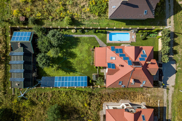 Vista aérea da área residencial rural com casas particulares entre
 - Foto, Imagem