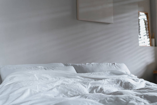 πάπλωμα κρεβάτι λευκά μαξιλάρια σε λευκό κρεβάτι στο υπνοδωμάτιο - Φωτογραφία, εικόνα