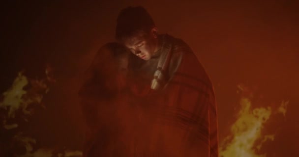 Chlapec a dívka uvězněni v ohni pláč o pomoc - Záběry, video
