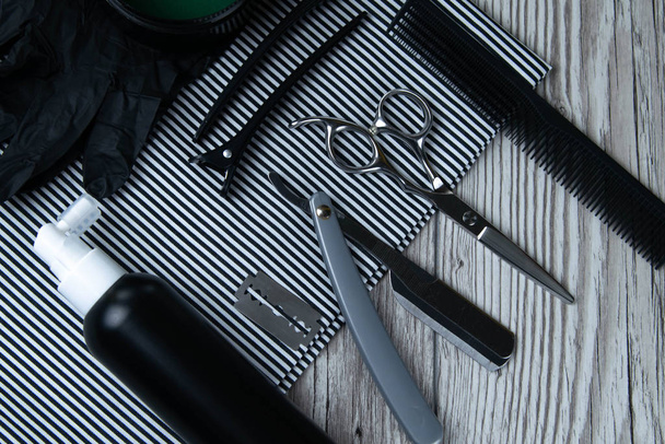 Friseurartikel für Männerfrisuren, Scheren, gefährliche Rasiermesser, Haarnadeln und Rasiergele - Foto, Bild