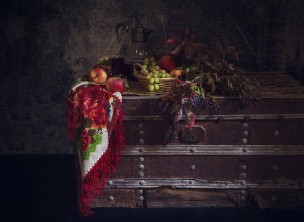 Νεκρή ζωή με κρασί σε κανάτα και ποτήρι, σταφύλια και μήλα, sh - Φωτογραφία, εικόνα