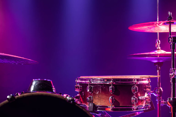 Drums en drumstel. Mooie blauwe en rode achtergrond, met stralen - Foto, afbeelding