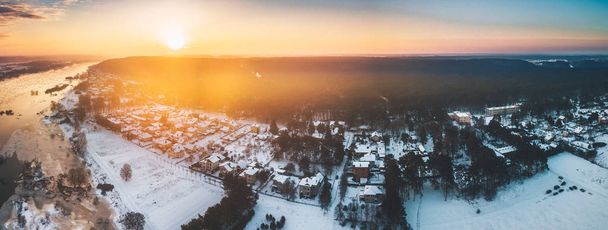 La glace flotte dans la matinée froide. Comté de Kaunas, Lituanie
 - Photo, image