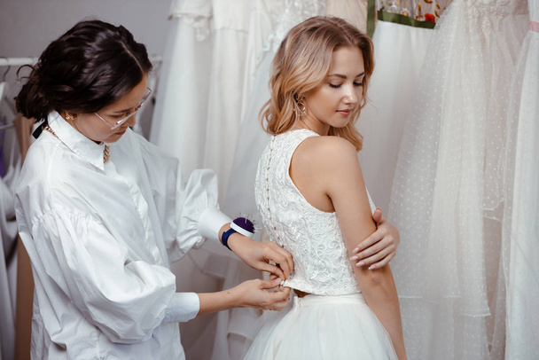 client and tailor in wedding boutique - Φωτογραφία, εικόνα