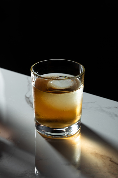 fagyasztott jégkocka üveg erős whiskey elszigetelt fekete  - Fotó, kép