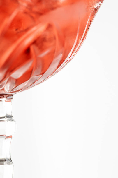 selective focus of wet glass with red cocktail isolated on white  - Foto, Imagem