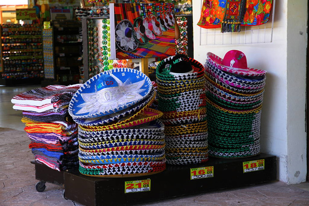 Tulum, Μεξικό - 10 Ιουνίου 2019. Σομπρέρο, παραδοσιακά μεξικάνικα καπέλα μπροστά από ένα κατάστημα με σουβενίρ στο Τουλούμ..  - Φωτογραφία, εικόνα