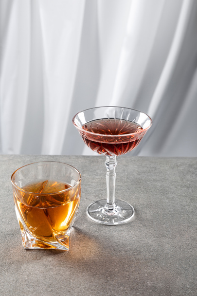 vin rouge près du verre de cognac fort sur blanc
  - Photo, image