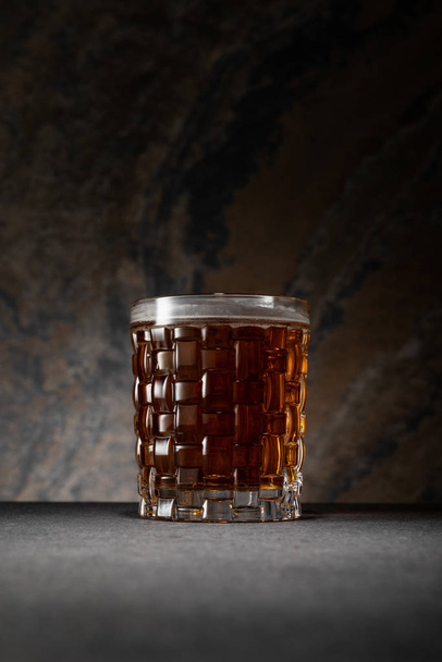 bicchiere di birra alcolica su sfondo granito strutturato
  - Foto, immagini