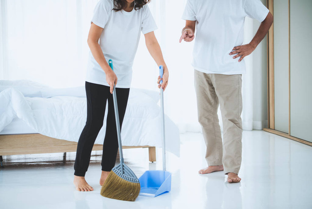 asiatisches Senior-Paar putzt den Schlafzimmerboden. Konzept für Ruhestand und gesundes Alter. - Foto, Bild