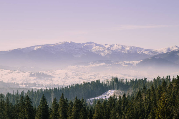 malebný pohled na Karpatské hory v zimní sezóně  - Fotografie, Obrázek