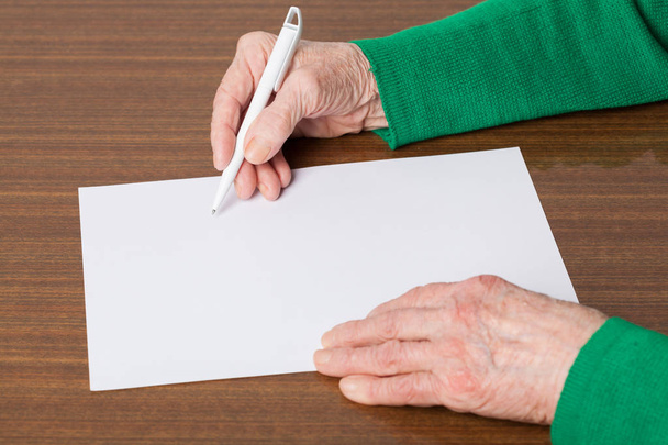 Old hands with blank paper - Foto, afbeelding