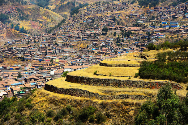 Antigos terraços incas cobertos com grama seca amarela
 - Foto, Imagem