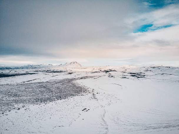 Cráter Kerid en Islandia durante la nieve de invierno
 - Foto, Imagen