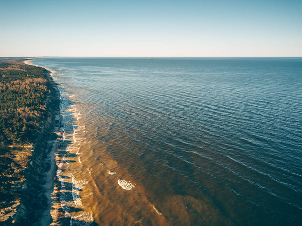 Drone vista aérea de la playa vacía
 - Foto, imagen