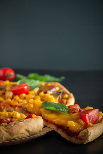 Πίτσα σε γκρι φόντο. Αυθεντικό εθνικό πιάτο μεσογειακής κουζίνας. Φρέσκια πίτσα με τυρί και ντοματίνια σε στρογγυλό πίνακα, φέτες φέτα. Κάθετη φωτογραφία - Φωτογραφία, εικόνα