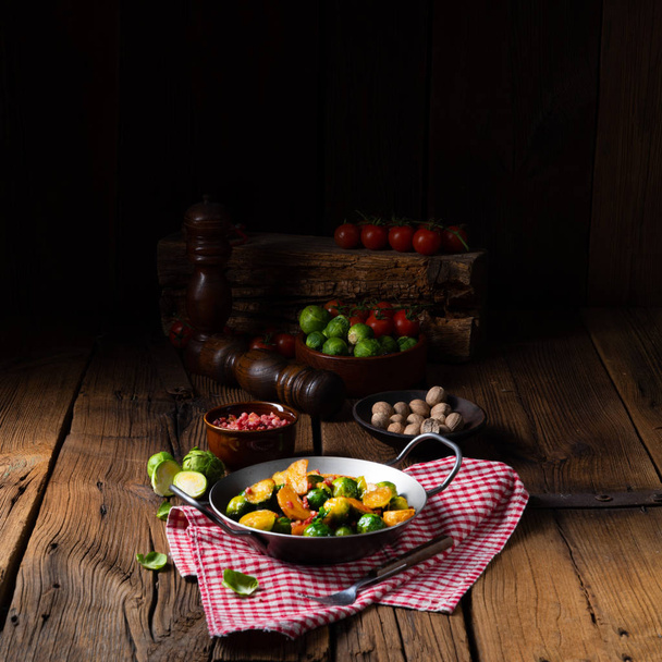 Brüksel lahanası patates tavası ve domuz pastırması. - Fotoğraf, Görsel