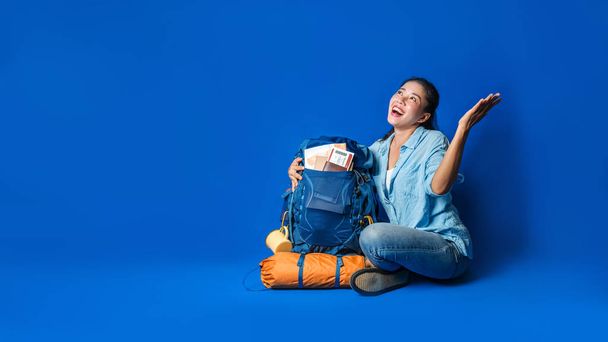 junge asiatische Reisende glückliche Frau in blauem Hemd mit Rucksack und Ausrüstung für Reisende Urlaub mit einer Karte - Foto, Bild