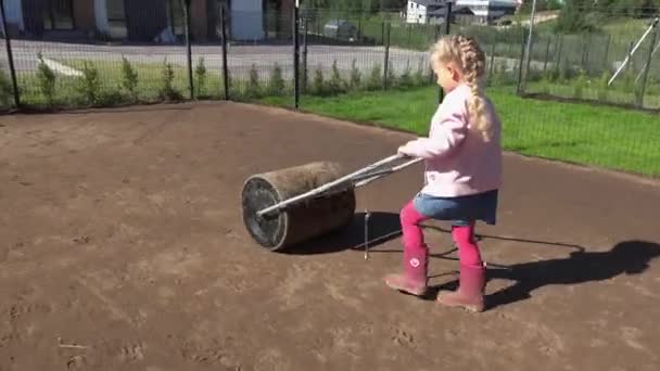 4 éves lány görgős szintező sorház udvar. - Felvétel, videó