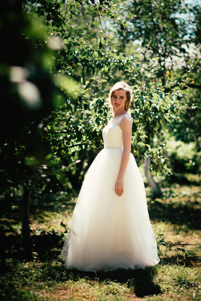 beautiful young bride in the garden background. - Φωτογραφία, εικόνα