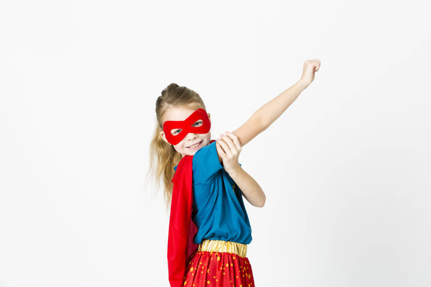 dziewczyna z czerwoną maską i strój Supergirl pozowanie - Zdjęcie, obraz