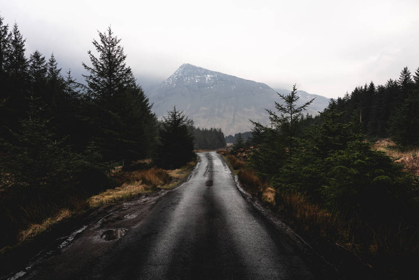 Δρόμος προς τις νεράιδες στα υψίπεδα της Σκωτίας - Φωτογραφία, εικόνα