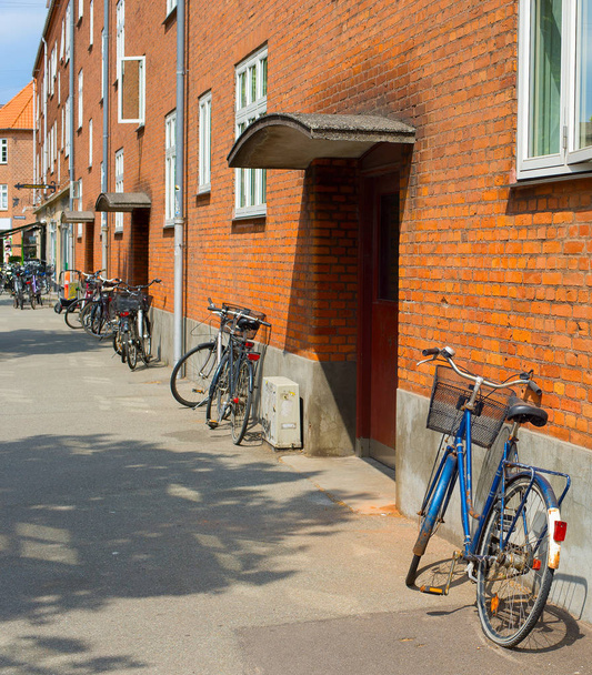 Bicycles along the apartmnent building wall. Copenhagen, Denmark - Foto, Bild