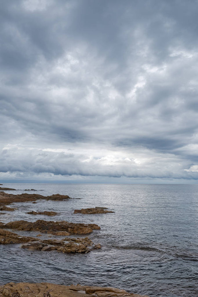 Wolken boven de Middellandse Zee voor de noordkust van Corsica in de herfst, Frankrijk - Foto, afbeelding