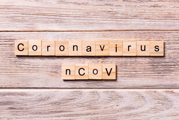 Coronavirus ncov kelimesi tahta blokta yazılı. Coronavirus ncov metin ahşap masa üzerinde desing, konsept üst görünüm için - Fotoğraf, Görsel