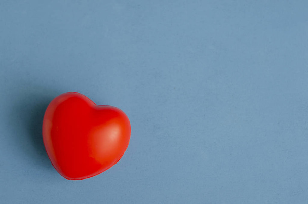 coração vermelho volumétrico em um backgr heterogêneo de madeira azul claro
 - Foto, Imagem