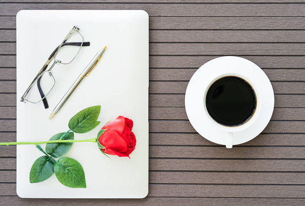 Üstten görünüm kahve zaman kopya alanı Sevgililer günü konsepti ile ofis resepsiyon masası ile laptop, defter, kahve fincanı, kırmızı gül - Fotoğraf, Görsel
