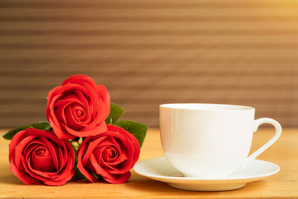 Red rose and coffee cup on wood background, Valentine concept - Foto, Bild
