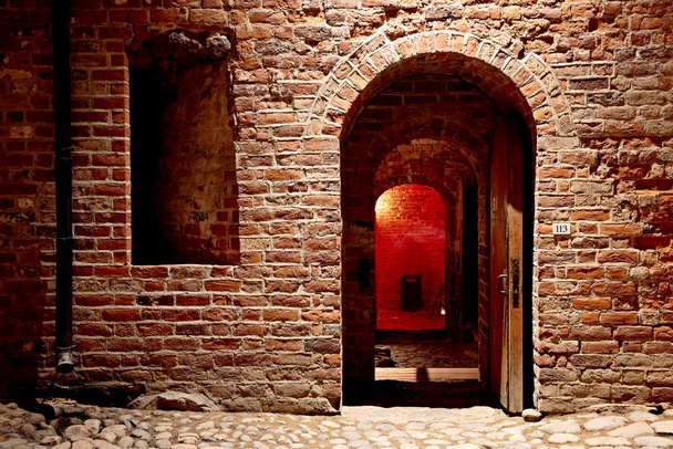 Каменный двор древнего замка
  - Фото, изображение