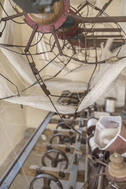máquina manual para producir fibra de seda a partir de gusano de seda
 - Foto, imagen