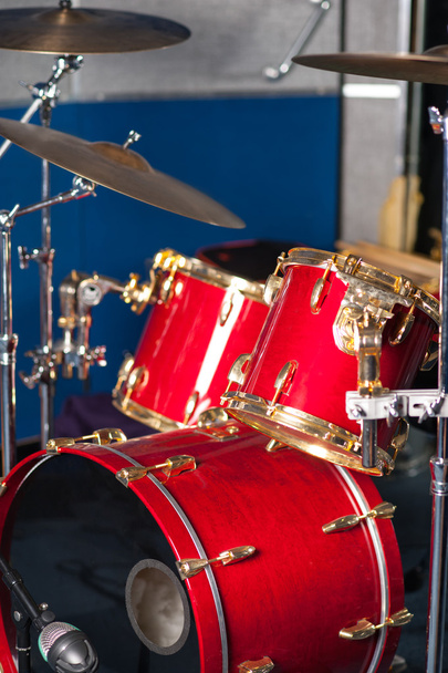 Red drum kit inside studio - Foto, Imagem