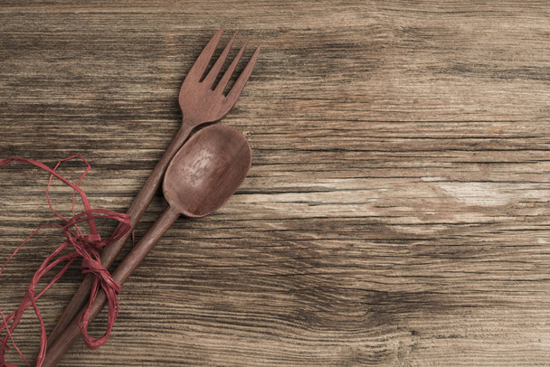 cuchara tallada y tenedor en una mesa de madera con espacio para copiar
 - Foto, imagen