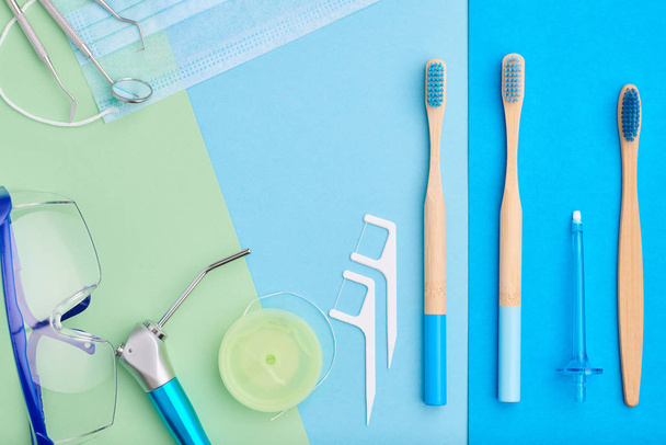 Инструменты стоматолога на синем фоне вид сверху
 - Фото, изображение
