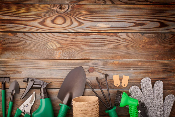 Puutarhanhoito työkaluja puinen tausta tasainen lay
 - Valokuva, kuva