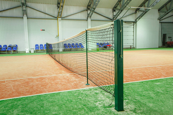 Крытый теннисный корт в спортивном комплексе
 - Фото, изображение