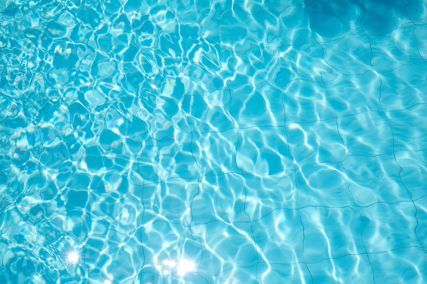 zgrywana woda w basenie .powierzchnia błękitnego basenu, tło wody w basenie. - Zdjęcie, obraz