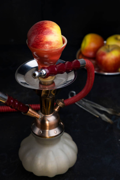 Rojo clásico turco árabe fumar oriental hookah shisha kalian con sabor a manzana sobre fondo negro
  - Foto, Imagen