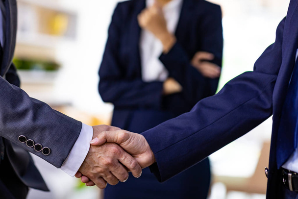 Handshake for Business deal Fusiones y adquisiciones
 - Foto, imagen