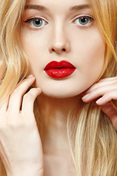 Beautiful young woman with long blond hair and vivid red lipstick - Foto, afbeelding