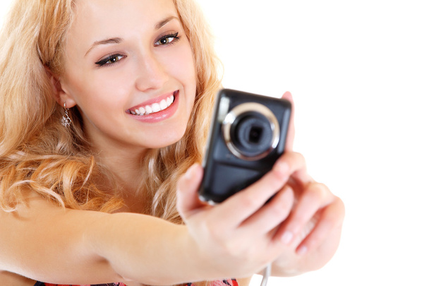 Szczęśliwa młoda kobieta fotograf robi zdjęcia z aparatu fotograficznego - Zdjęcie, obraz