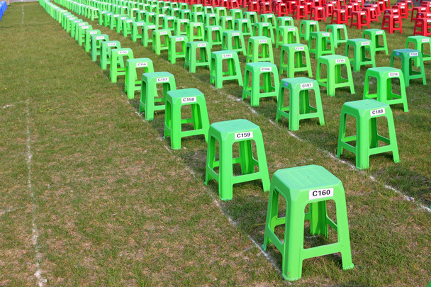 Taburetes de plástico en la plaza de un parque
 - Foto, Imagen