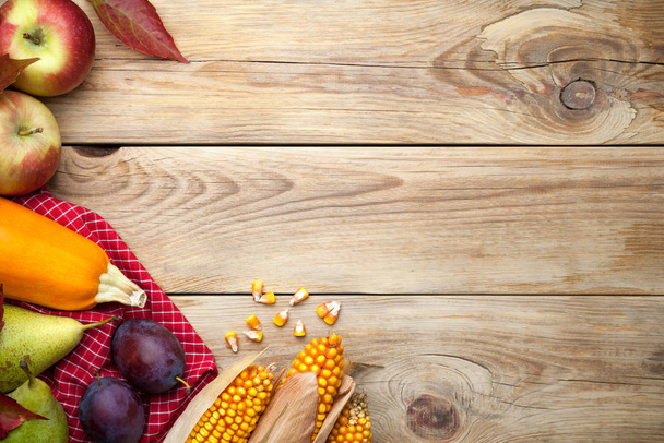 Herbstliches Obst und Gemüse auf dem Holztisch. Kopierraum. Ansicht von oben - Foto, Bild
