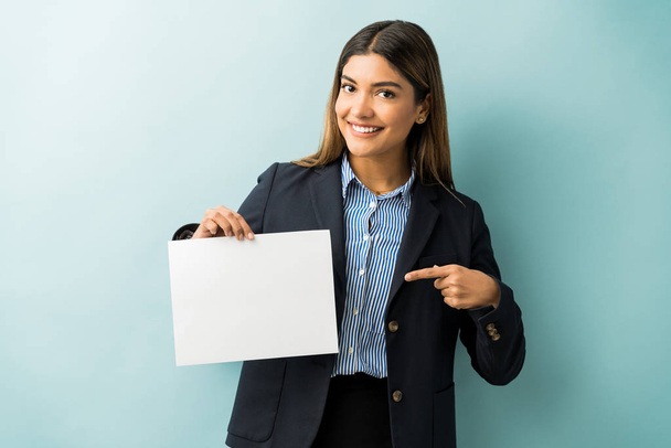 Souriant jeune exécutif féminin montrant tableau blanc sur fond coloré
 - Photo, image
