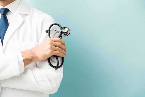 Сечение медицинского работника со стетоскопом на синем фоне
 - Фото, изображение